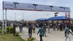 Pipo dey waka for di main road to di newly built Nigeria-Benin joint border