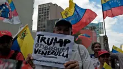 Hükümet yanlısı göstericiler Çarşamba günü başkent Caracas'ta ABD yaptırımlarını protesto etti