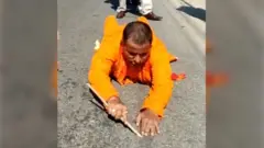 'छठ आएपछि शरिरमा तरङ उत्पन्न हुन्छ' अठार पटक घस्रेर छठ मनाउने मेयरको भनाइ