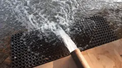 পানি সরবরাহের পাইপ থেকে বেরিয়ে আসছে মদ মেশানো পানি।