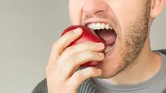 آیا خوردن غذاهایی که نیاز به جویدن بیشتر دارد به کاهش وزن کمک می‌کند؟