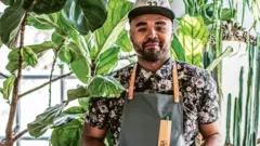 Hilton Carter, photographié chez lui à Baltimore, a été qualifié de "papa des plantes" et "docteur des plantes".