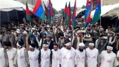 این پرچم‌ها پیش از این نیز در اعتراضات مردم فاریاب بر دستگیری فرمانده نظام‌الدین قیصاری نیز بلند شده بود.