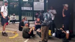 페루 시위 격화로 발 묶인 관광객들