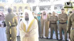 Sheik Abdul Rehman Al Sudais a lokacin da yake jan sallah a masallacin Ka'aba