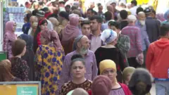 Душанбе шаҳрида боши очиқ ва бошига рўмол ўраган аёлларни кўриш мумкин.