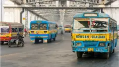 హౌరా బ్రిడ్జిపై బస్సు