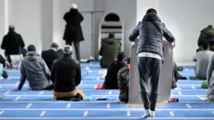 Firaansi dubbii mankaraarsitummaan walqabatee masjiida kana qorachaa turte