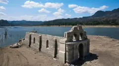 멕시코 그리잘바 강에 드러난 케출라 교회 건물