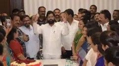 शिवसेना नगरसेवक एकनाथ शिंदे यांच्यासोबत