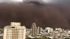 Cidade atingida por nuvem de poeira