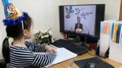 원격으로 입학식에 참석한 어린이