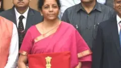 वित्त मंत्री निर्मला सीतारमण साल 2019 का बजट पेश करने जाते हुए.
