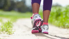 Une femme qui marche