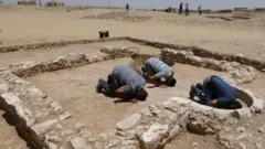 Misilimtoonni masjiida osoo qotamu argameetti yoo kadhatan