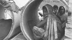 পাইপের ভেতরে জীবন।