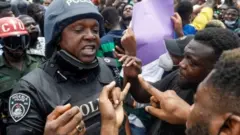 আন্দোলনকারীরা পুলিশ বাহিনীতে বড় ধরনের সংস্কারের দাবি জানিয়েছে।