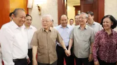 Hình ảnh cuộc họp Bộ Chính trị được công bố ngày 21/6