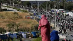 پلیس یونان پناهجویان را در لسبوس به اردوگاهی جدید منتقل می‌کند
