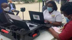 Electoral officer dey work for dia computers