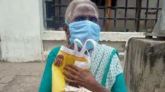 முதியோர் உதவித் தொகையை கொரோனா நிதிக்கு அளிக்க வந்த 85 வயது மூதாட்டி
