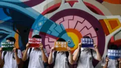 香港通識科課本大幅度修改涉政治取向內容引發爭議