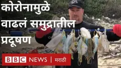 समुद्रात सापडलेले मास्क धरलेली व्यक्ती