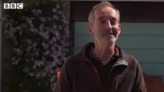 Rob profite de son temps pour sensibiliser sur les déchets en plastique