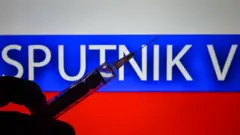 Як прокремлівські ЗМІ просувають російську вакцину в Україні