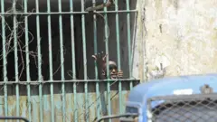 Un détenu drrière les barreaux de la prison civile