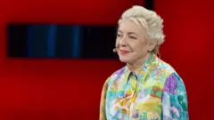 ما تزال ديم ستيفاني تلقي خطابات أمام الجمهور بشكل منتظم رغم أنها في الخامسة والثمانين من عمرها