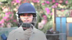 క్రికెట్ హెల్మెట్‌తో యువతి