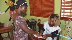 Une électrice en train de voter à Conakry
