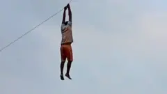 وہ لمحہ جب ایک بہت بڑی پتنگ نے ایک نوجوان کو کئی میٹر کی بلندی پرکھینچ لیا