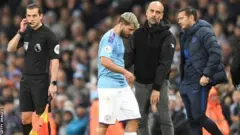 Sergio Aguero lokacin da yake fita daga fili a wasan da Manchester City ta doke Chelsea