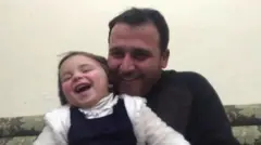 "الضحك عند الانفجار" لعبة نازح سوري مع ابنته