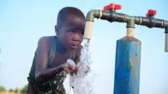 Yarinya na shan ruwa