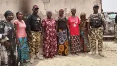 Àwọn ọmọ ogun àti àwọn obìnrin tí wọ́n dóòlà