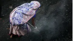 কয়লা উত্তোলনে কাজ করছেন একজন নারীকর্মী