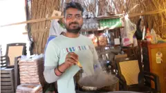 मुंशीगंज चौराहे पर चाय और क्रीम रोल बेचने वाले गुलफ़ाम अहमद