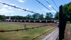 Arame farpado em campo de Stutthof