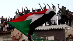 متظاهرون يحتفلون بالتوصل لاتفاق بين المجلس العسكري والمتظاهرين