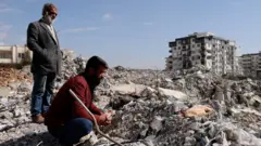 Orhan Kosker regardant les décombres des bâtiments