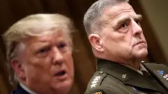 Mark Milley y Donald Trump.