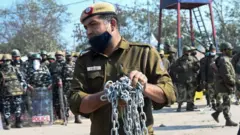 शेतकरी आंदोलन: आंदोलकांविरोधात सिंघू बॉर्डरवर स्थानिक उतरले रस्त्यावर