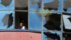 Девочка у разбитого окна