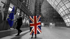Флаг Великобритании убирают из здания Европейского совета. 