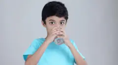 पाणी पिणारा मुलगा