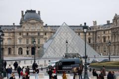 Louvre Müzesi'ndeki yedi dakika süren soygunda 'paha biçilemez' mücevherler çalındı