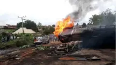 Ọkọ̀ agbépo tó jóná